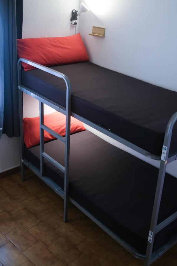 Cama Individual en dormitorio compartido de 6 camas